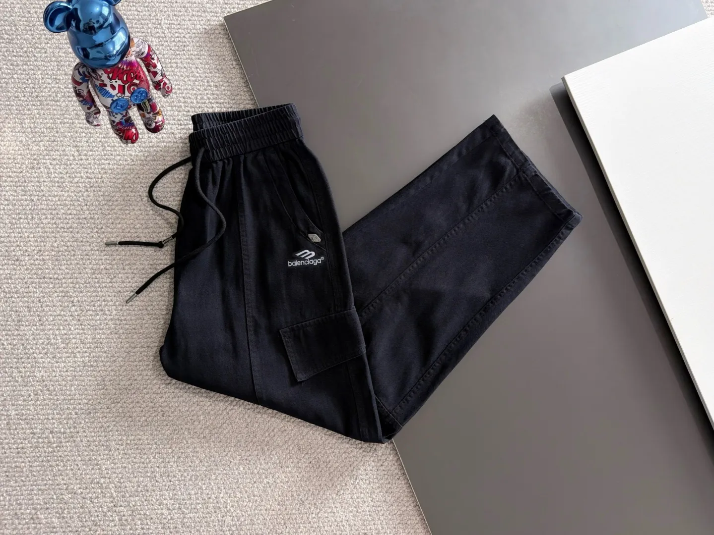 Next day shipment P195 Balenciaga High Quality 2026 Autumn and Winter New Arrival elastic band casual pants, counter-customized fabrics, Breathable, high comfort, impeccable details, brand element design concept, reflecting high quality. It feels delicate and soft! It presents a casual cut and the upper body shape is great! Sizes:S-3XL